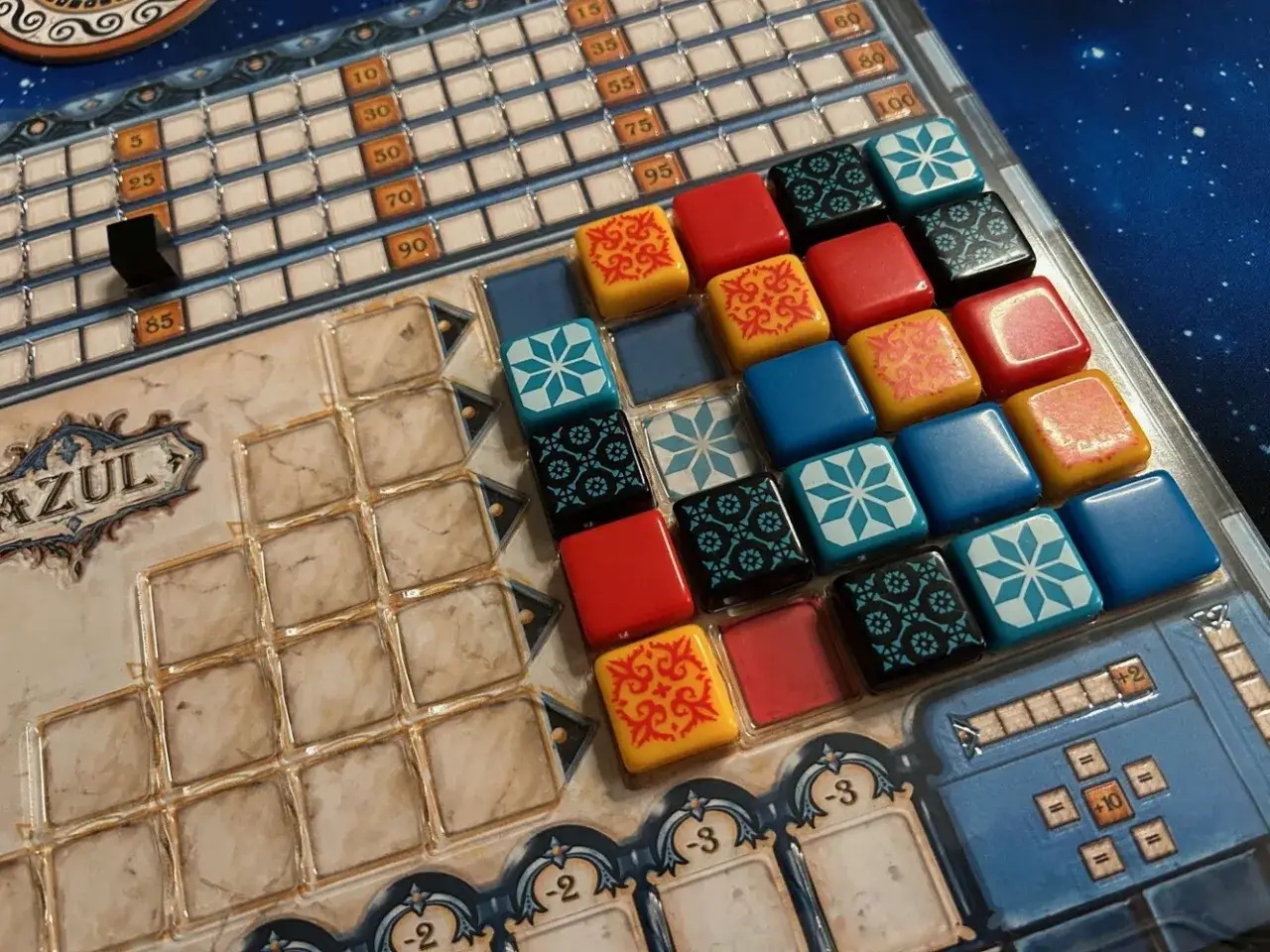 Bunte Spielsteine liegen auf dem Spielbrett von Azul. Eine Erweiterung f&uuml;r das Spiel.