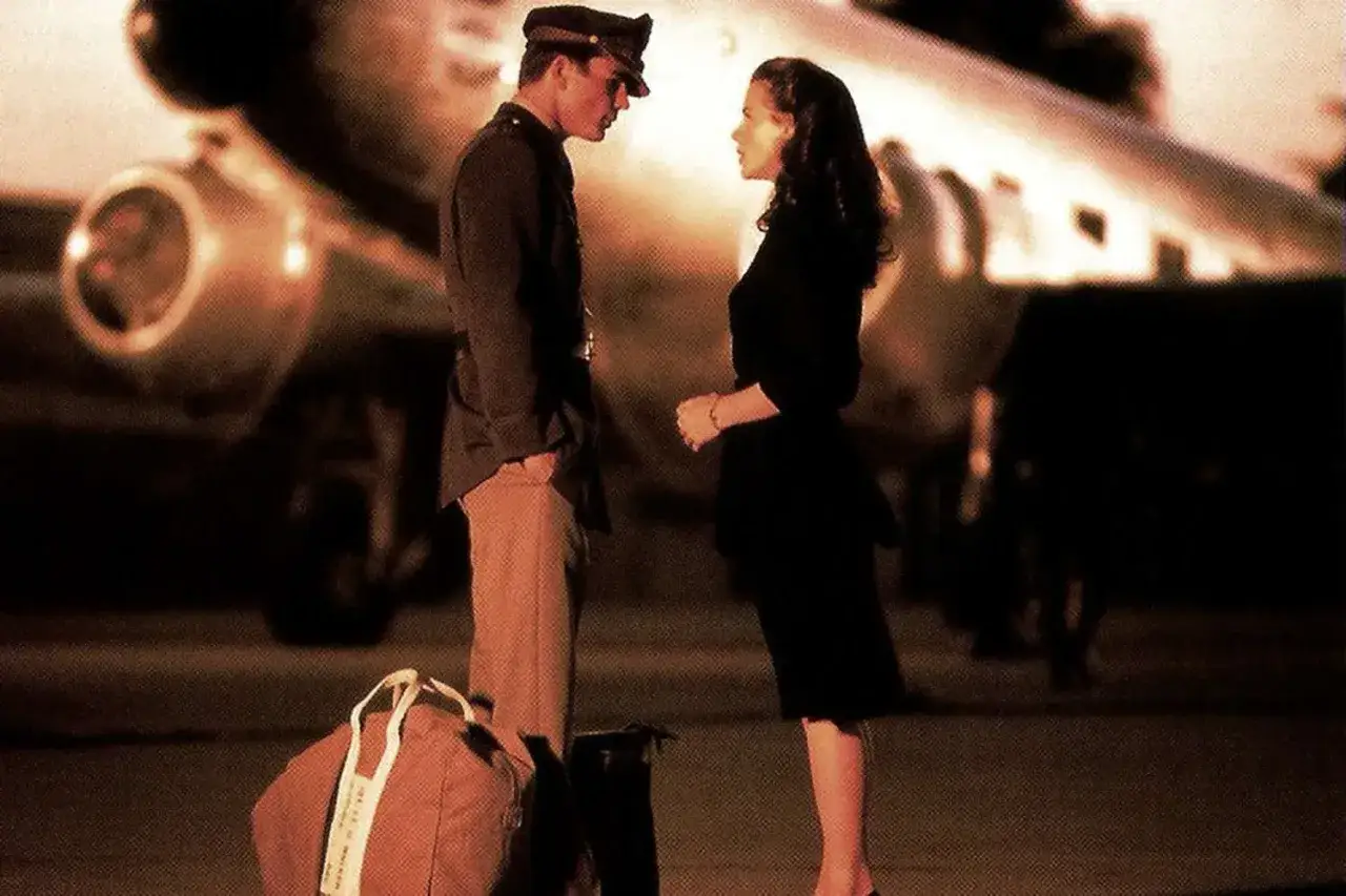 kadr z filmu Pearl Harbor para zakochanych