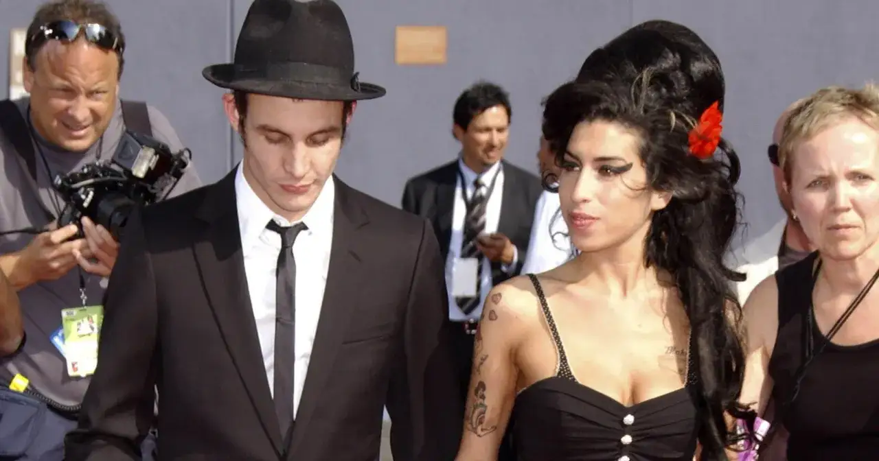 Amy Winehouse z mężem Blake'iem Fielderem-Civilem na czerwonym dywanie.