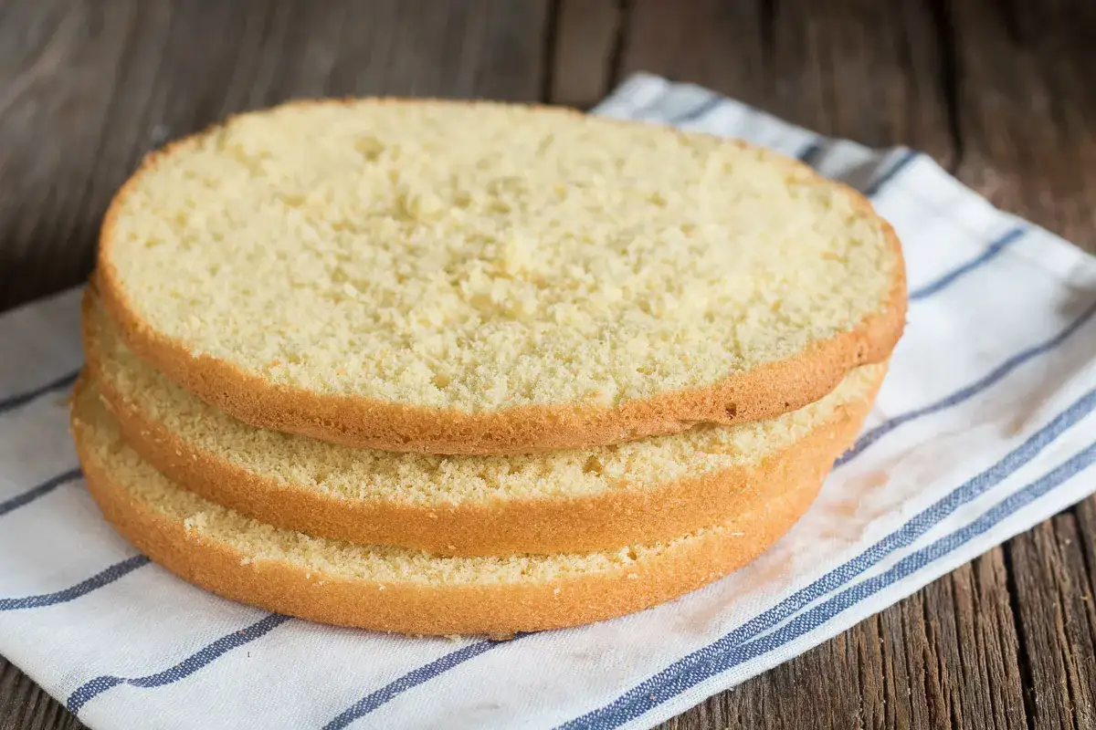 Tre dischi di soffice pan di spagna, pronti per essere farciti e decorati per una torta speciale.