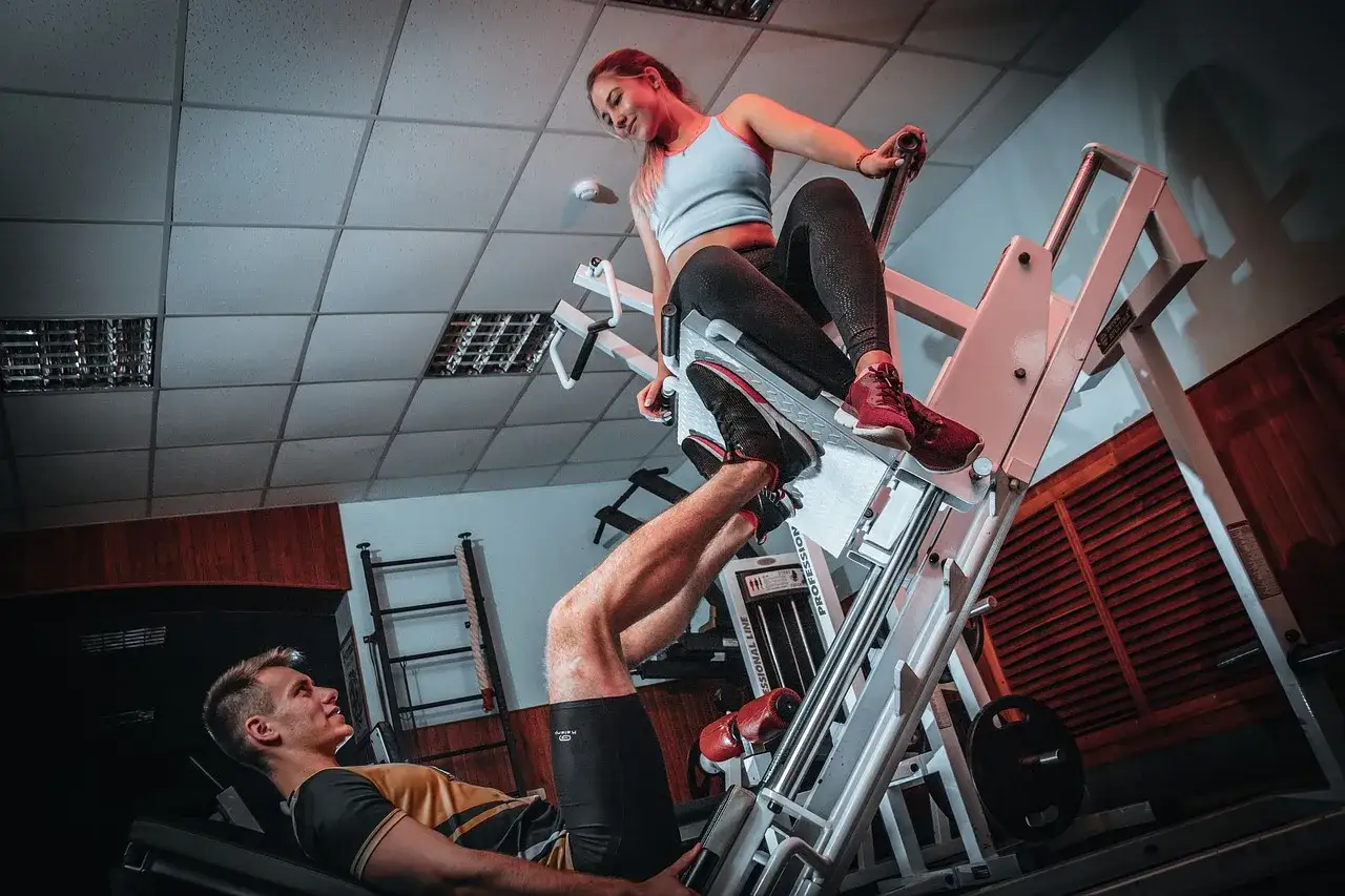 Para ćwiczy na suwnicy. Czy to crossfit czy siłownia?