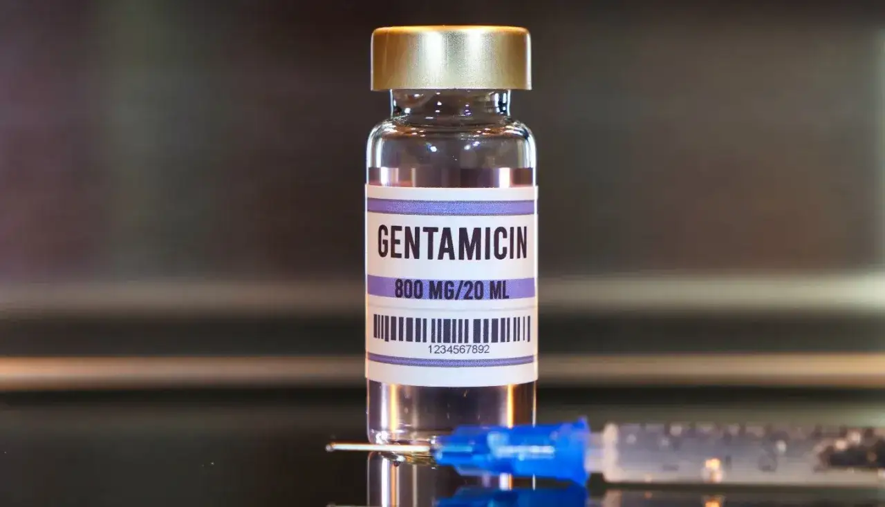 Fiolka z lekiem **gentamycyna** 800 mg/20 ml i strzykawka gotowe do podania.
