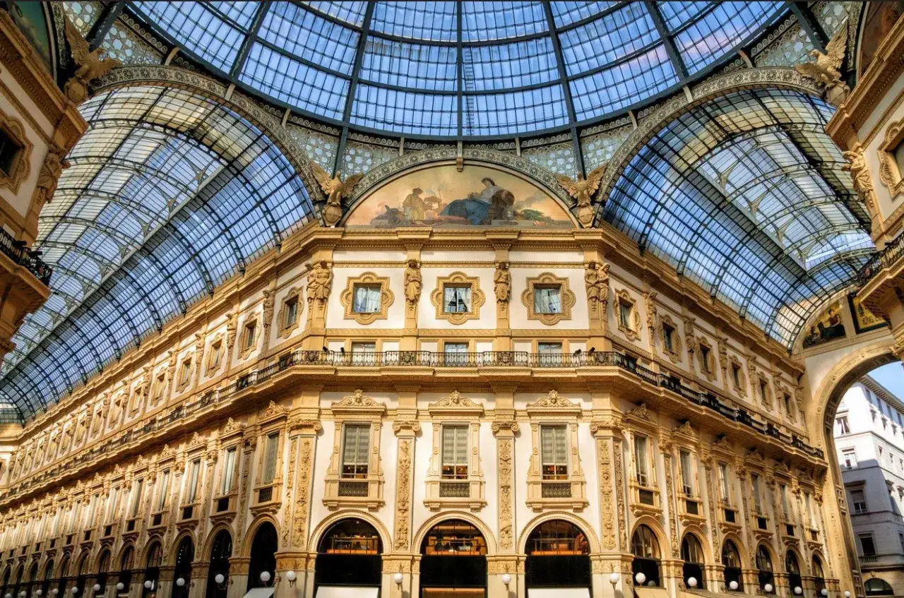 La Galleria Vittorio Emanuele II, un lugar perfecto para un free tour Milan, deslumbra con su arquitectura y c&uacute;pula de cristal.