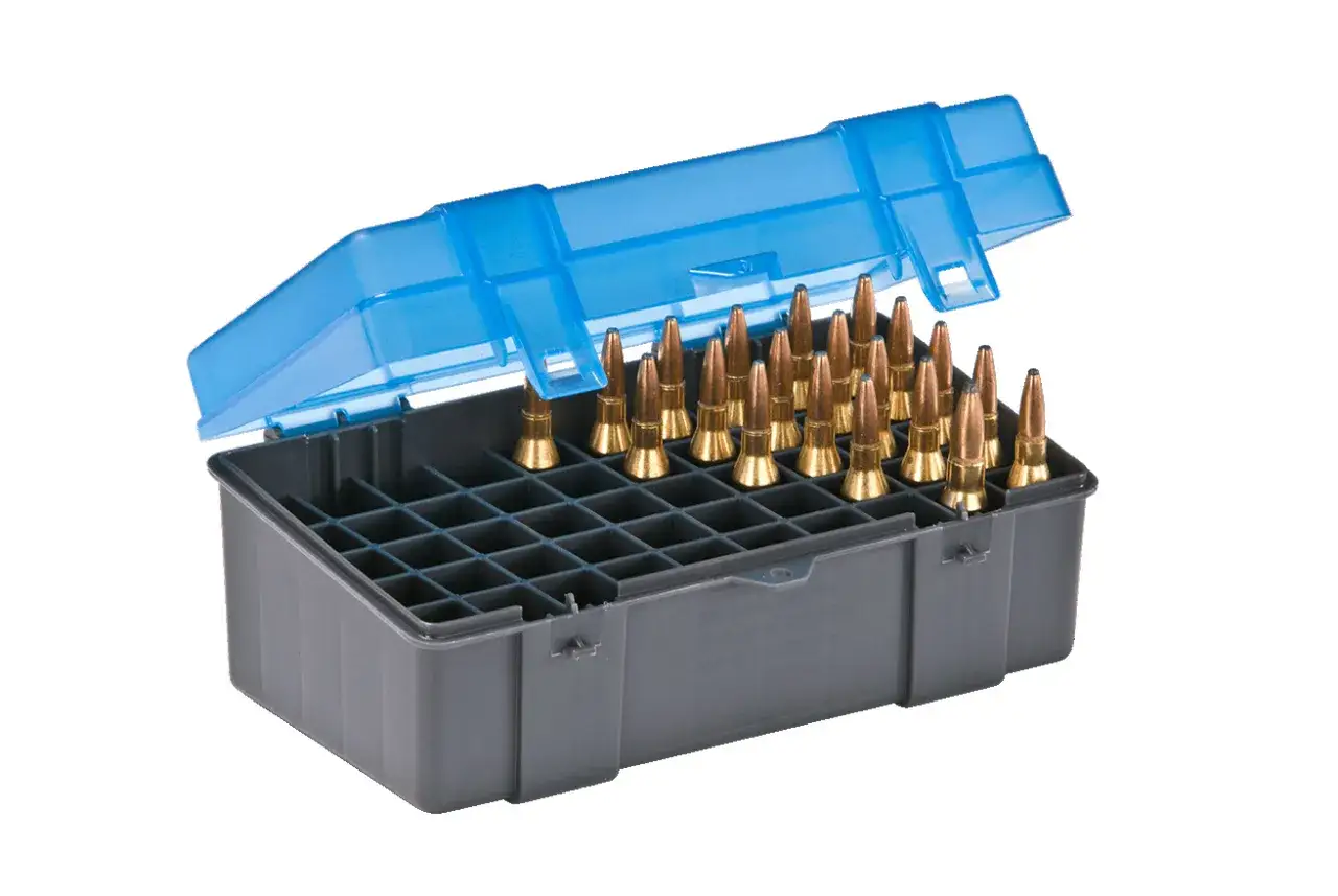 Grå ammunitionlåda med blått lock, fylld med patroner. En påminnelse om att kolla hur mycket ammunition man får ha hemma.