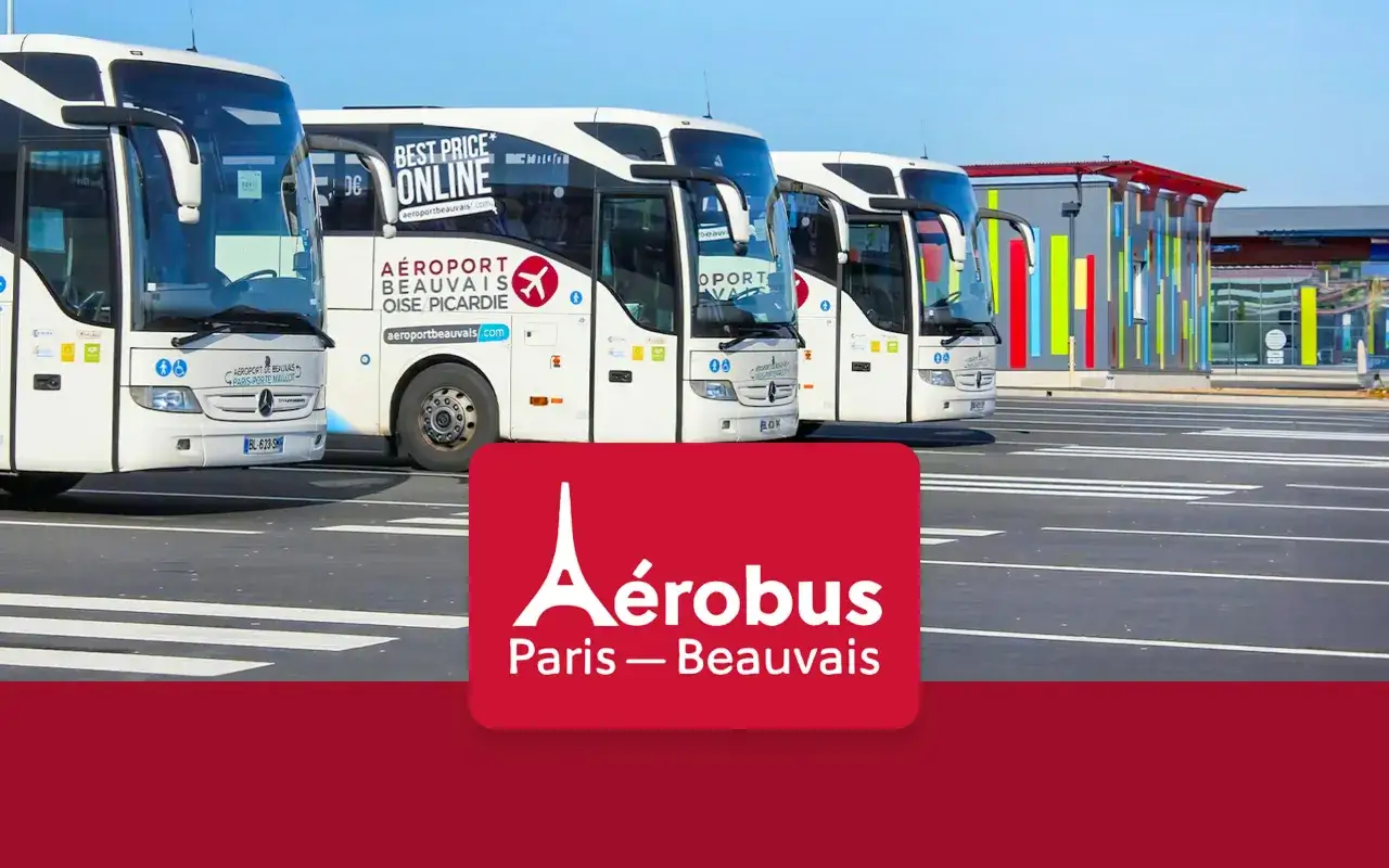 Autobusy Aerobus na lotnisku Beauvais, gotowe do transportu pasażerów do Paryża.