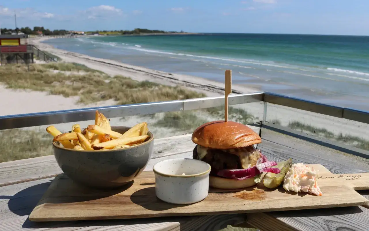En saftig burgare med pommes frites och en h&auml;rlig havsutsikt. Ett perfekt caf&eacute;bes&ouml;k i Sk&aring;ne.