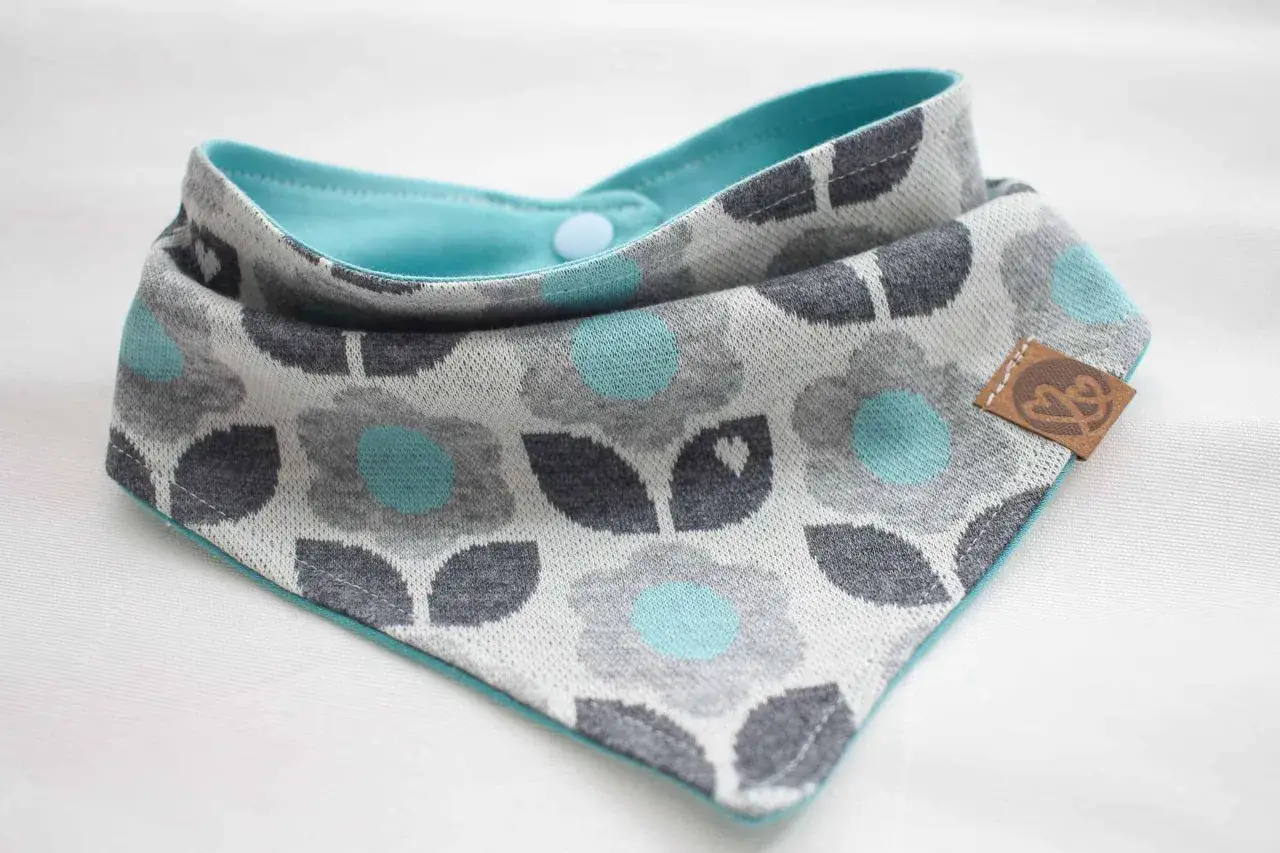 S&uuml;&szlig;es Halstuch f&uuml;r Babys mit Blumenmuster. Ein tolles Schnittmuster f&uuml;r ein Baby-Halstuch, das kleine Entdecker warm und trocken h&auml;lt.