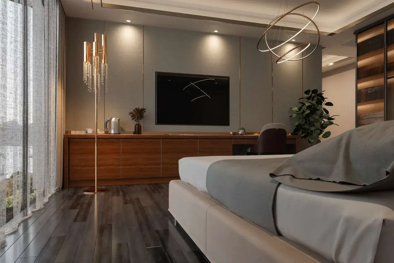 Modernes Schlafzimmer mit einem großen Fernseher im Schrank, einem bequemen Bett und einem eleganten Stehlampen-Design.