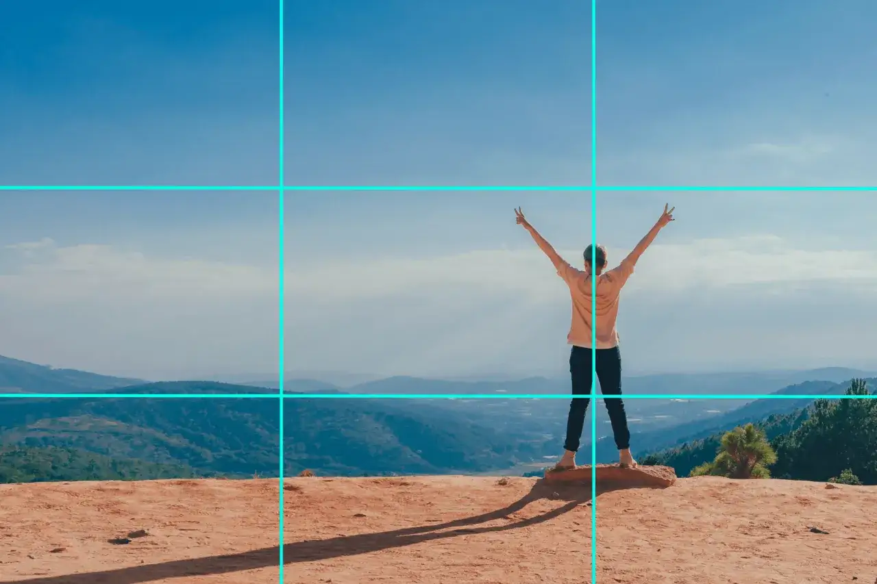 Un uomo celebra la vetta con le braccia alzate, un'immagine che cattura il **scatto fotografico significato** di libertà e conquista.