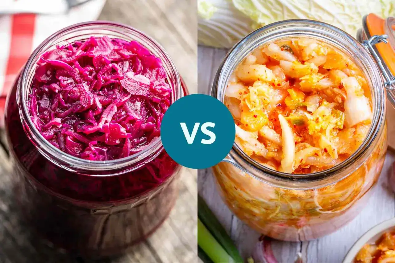Tv&aring; burkar med fermenterad k&aring;l. Till v&auml;nster r&ouml;dk&aring;l, till h&ouml;ger kimchi. B&aring;da &auml;r nyttiga!