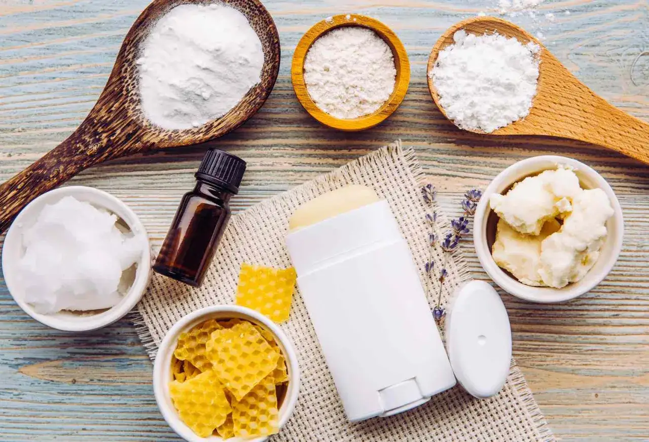 Zutaten f&uuml;r ein DIY Deo: Natron, Speisest&auml;rke, Kokos&ouml;l, Sheabutter, Bienenwachs und &auml;therisches &Ouml;l.
