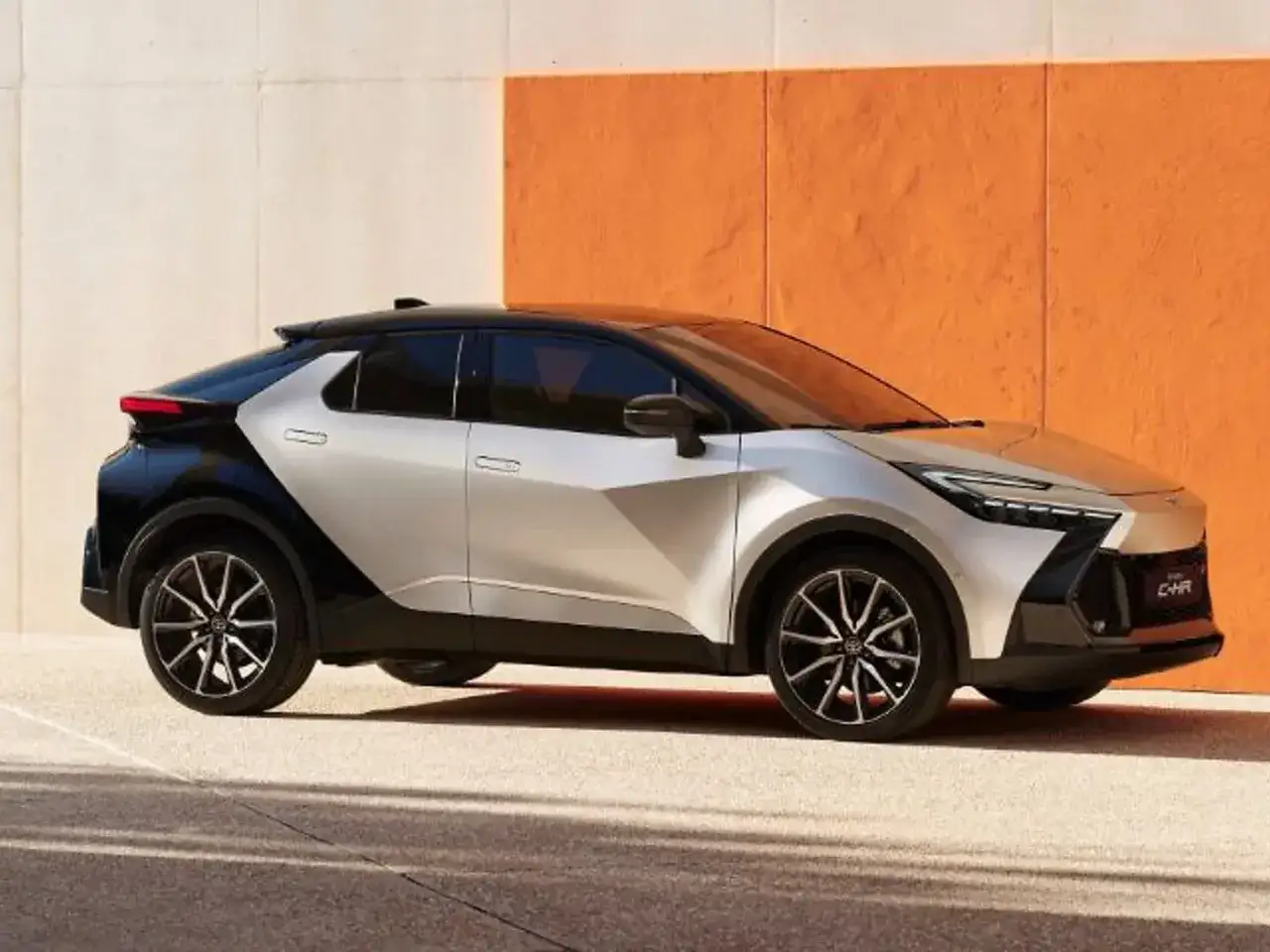 Nowy Toyota C-HR w dwukolorowym malowaniu. Sprawdź atrakcyjną toyota c-hr cena i zamów już dziś!