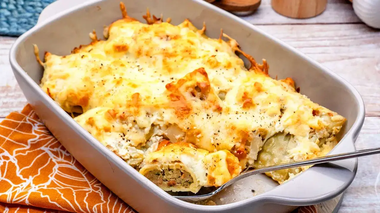 Herzhafter Maultaschen Auflauf mit geschmolzenem Käse, bereit zum Servieren.