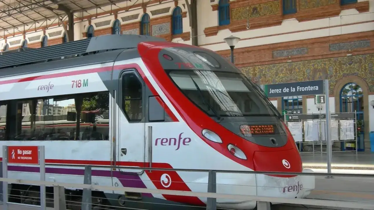 Tren Renfe 718 M en Jerez de la Frontera, listo para viajar a Madrid.