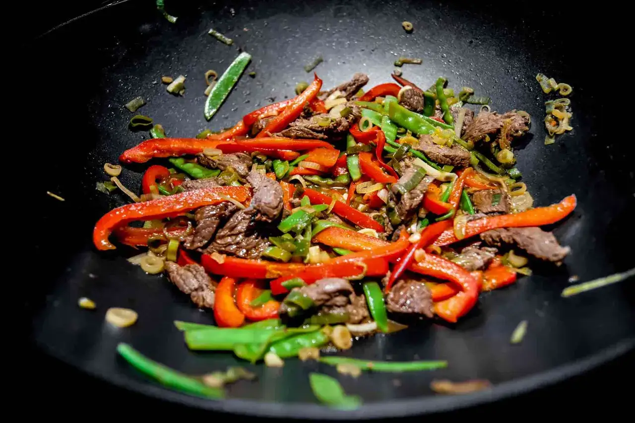 asiatisches Wok-Gericht mit Rindfleischstreifen und Gemüse
