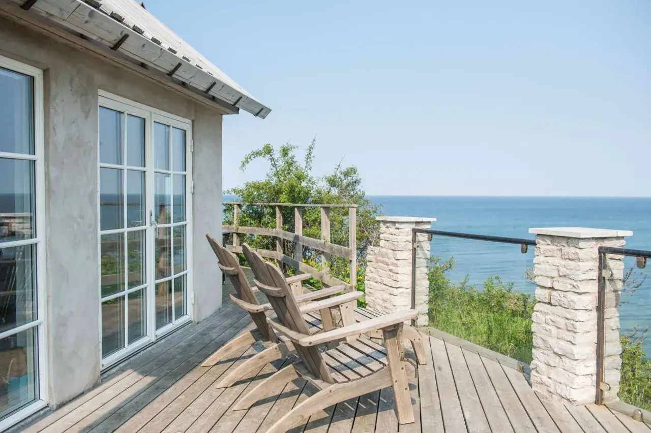 Trädeck med stolar och havsutsikt. Perfekt för en avkopplande vistelse på ett b&b Gotland.
