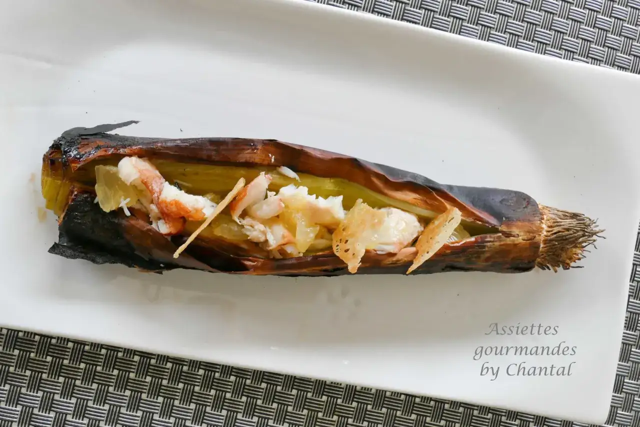 Poireau r&ocirc;ti farci de chair de crabe et de zestes d'agrumes. Une touche de gingembre, quelle &eacute;pice avec le poireau pour sublimer ce plat !