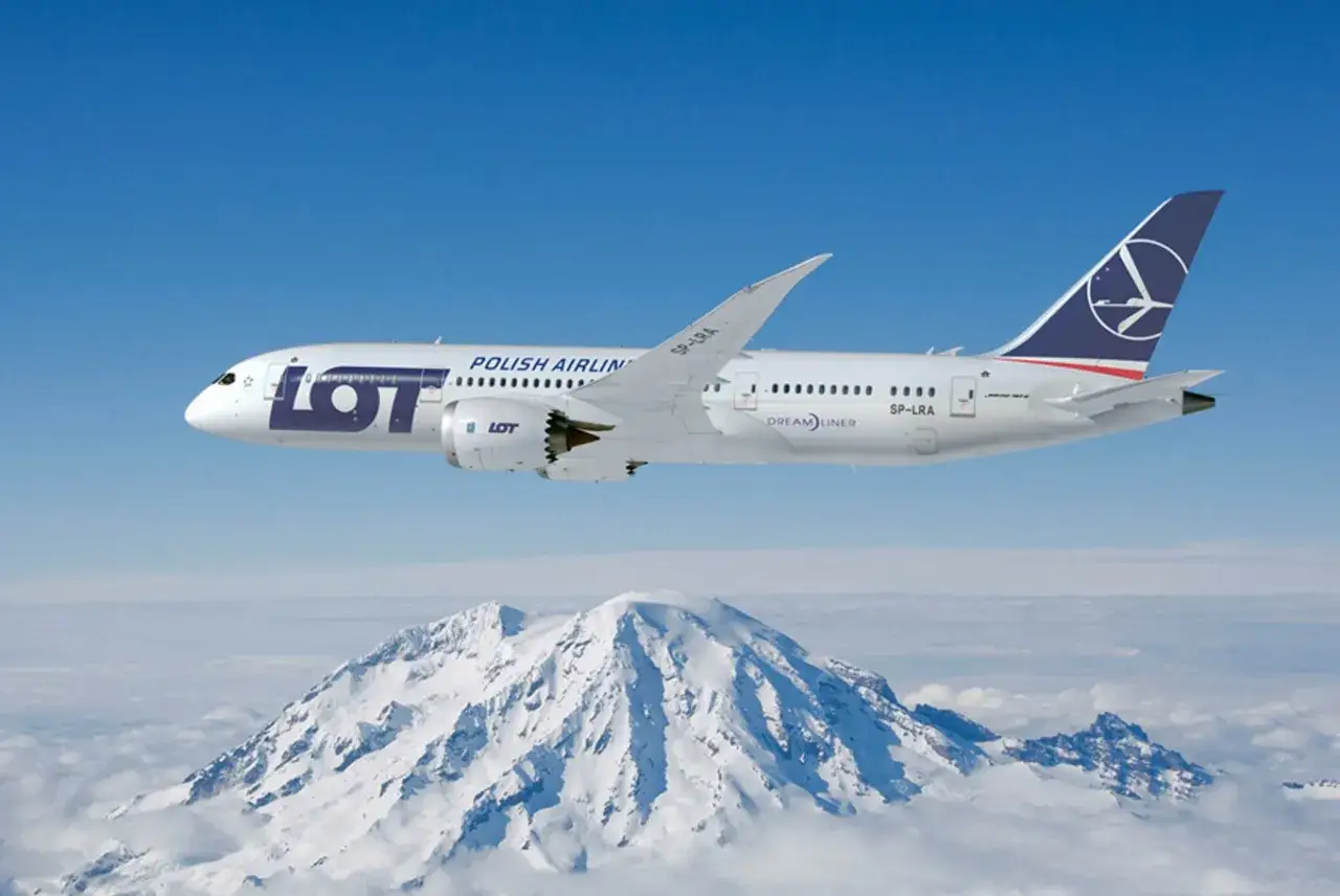 Samolot LOT-u nad ośnieżonymi górami. Ciekawe, ile trwa lot na Bali tym Dreamlinerem?