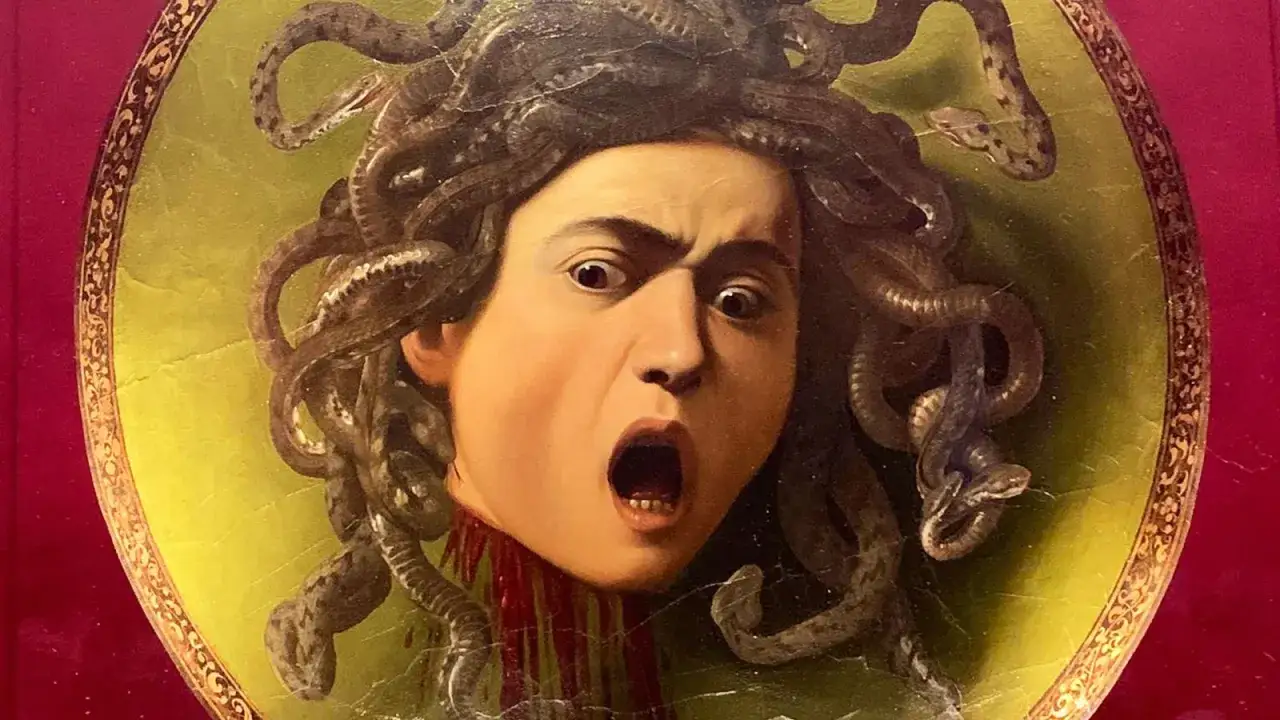 Medusa Caravaggia, arcydzieło, które warto zobaczyć w Galerii Uffizi. Przerażająca głowa z wężami zamiast włosów.