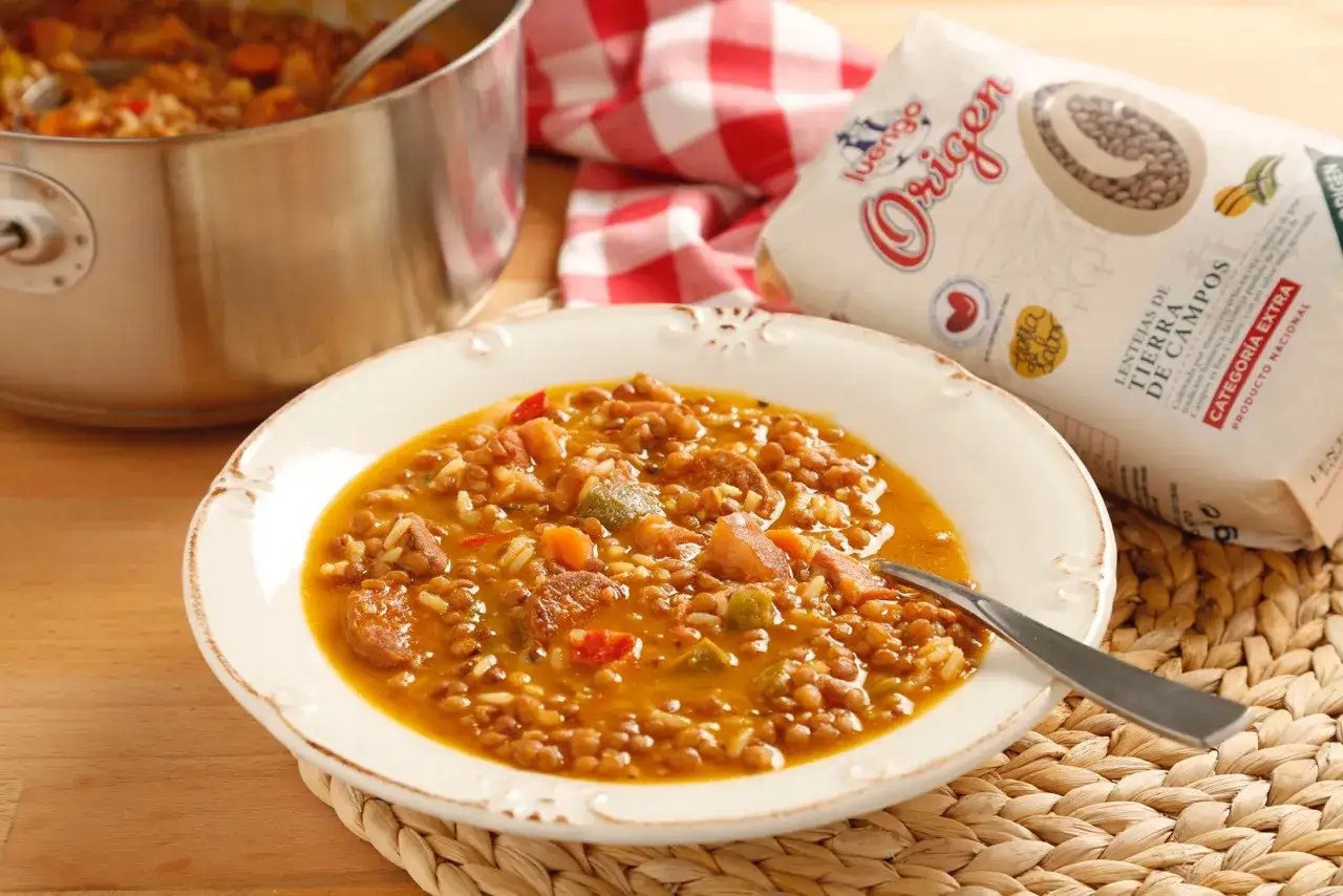 Plato de lentejas con arroz, chorizo y verduras. Una bolsa de lentejas 