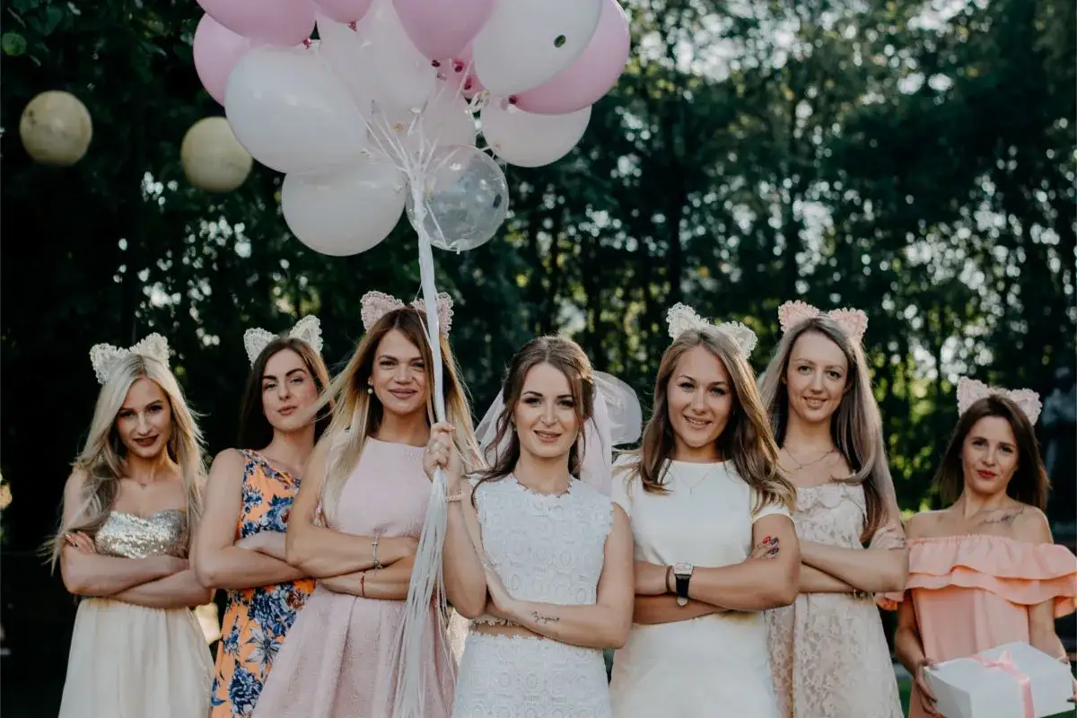 Gruppo di amiche festeggia un addio al celibato o nubilato con palloncini e orecchie da gatto.