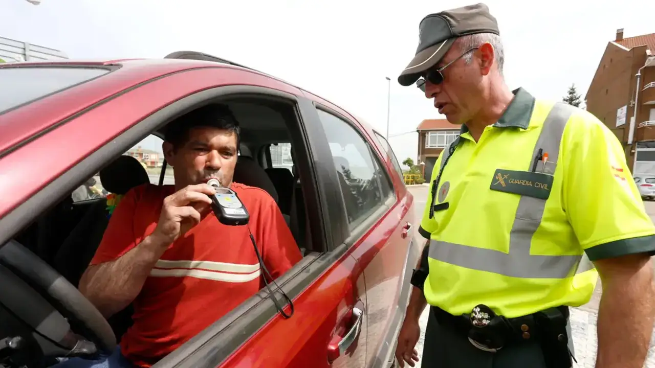 Agente de la Guardia Civil realiza prueba de alcoholemia a conductor. Averigua cu&aacute;l es el m&iacute;nimo de alcohol para conducir y evita sanciones.