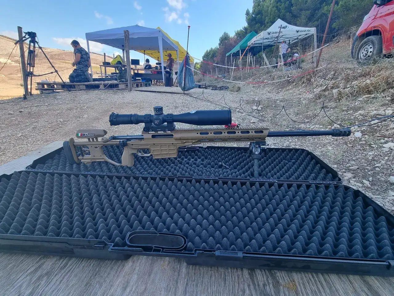 Fusil de pr&eacute;cision calibre Lapua Magnum, pr&ecirc;t pour la comp&eacute;tition sous les tentes.