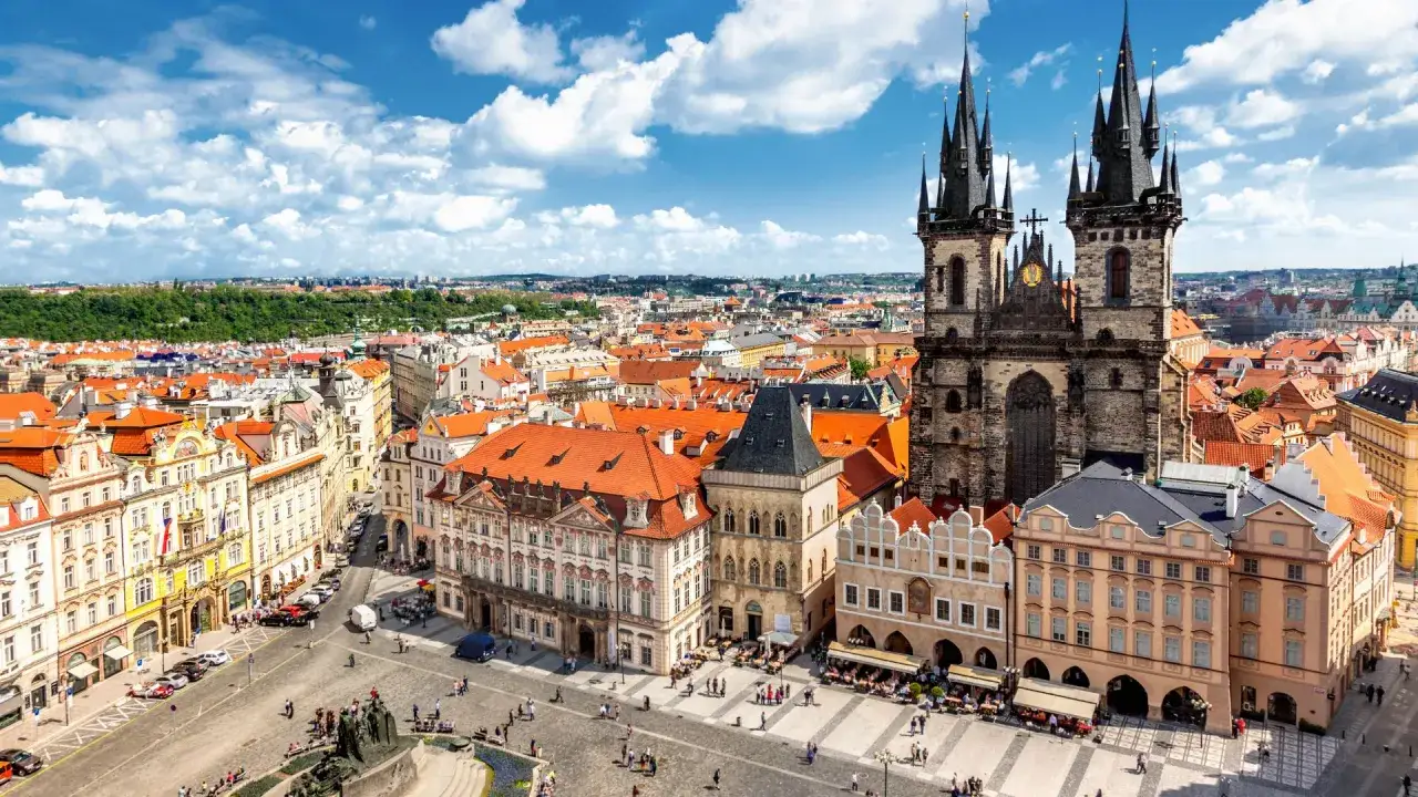 Widok na zabytkowe **stare miasto Czechy** z charakterystyczną architekturą i wieżami kościoła.