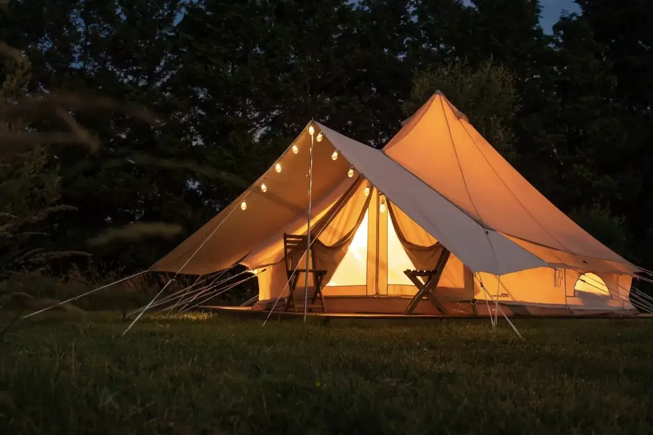 Przytulne namioty z girlandą światełek tworzą magiczną atmosferę. Idealne glamping noclegi dla miłośników natury i komfortu.