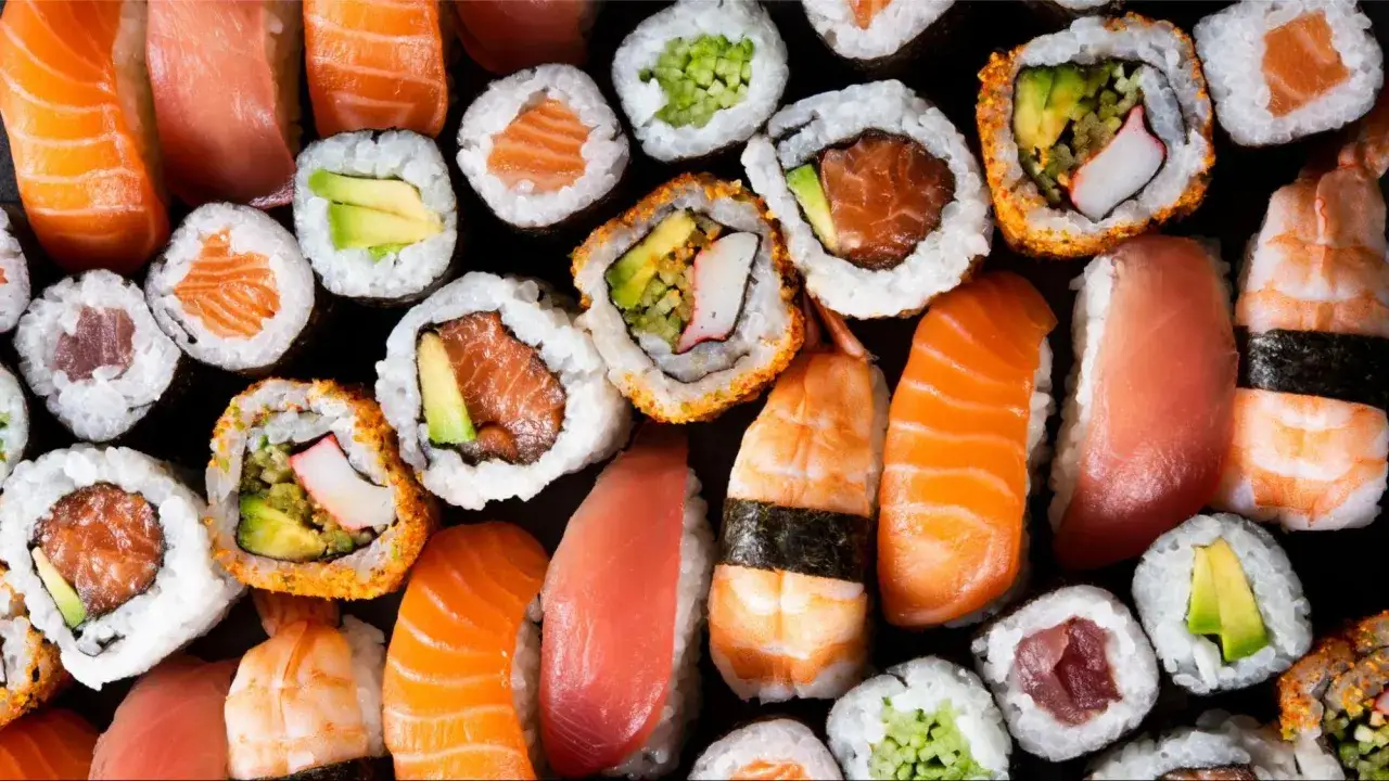 Vielfalt an Sushi: Lachs, Thunfisch, Avocado und Garnelen &ndash; alles, was passt zu Sushi, appetitlich arrangiert.