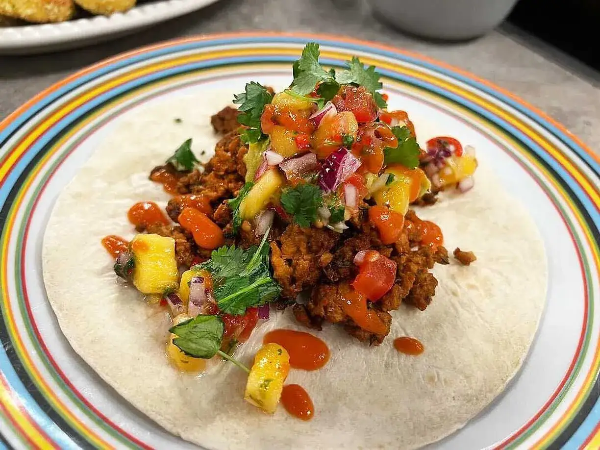 En taco med kryddig tacokrydda, ananas, tomat och koriander. Perfekt f&ouml;r en snabb middag!