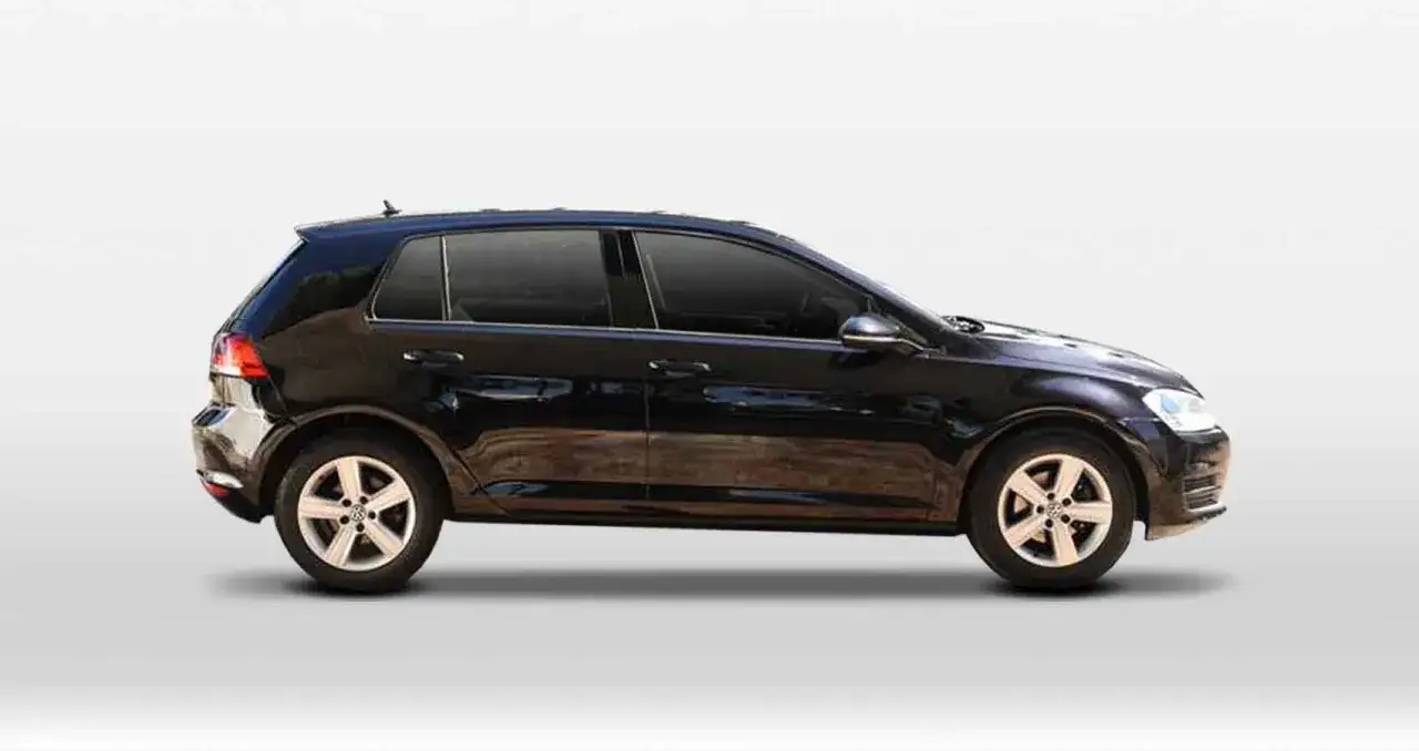 Volkswagen Golf 7 diesel nero, vista laterale. Un'auto compatta e affidabile, perfetta per ogni viaggio.