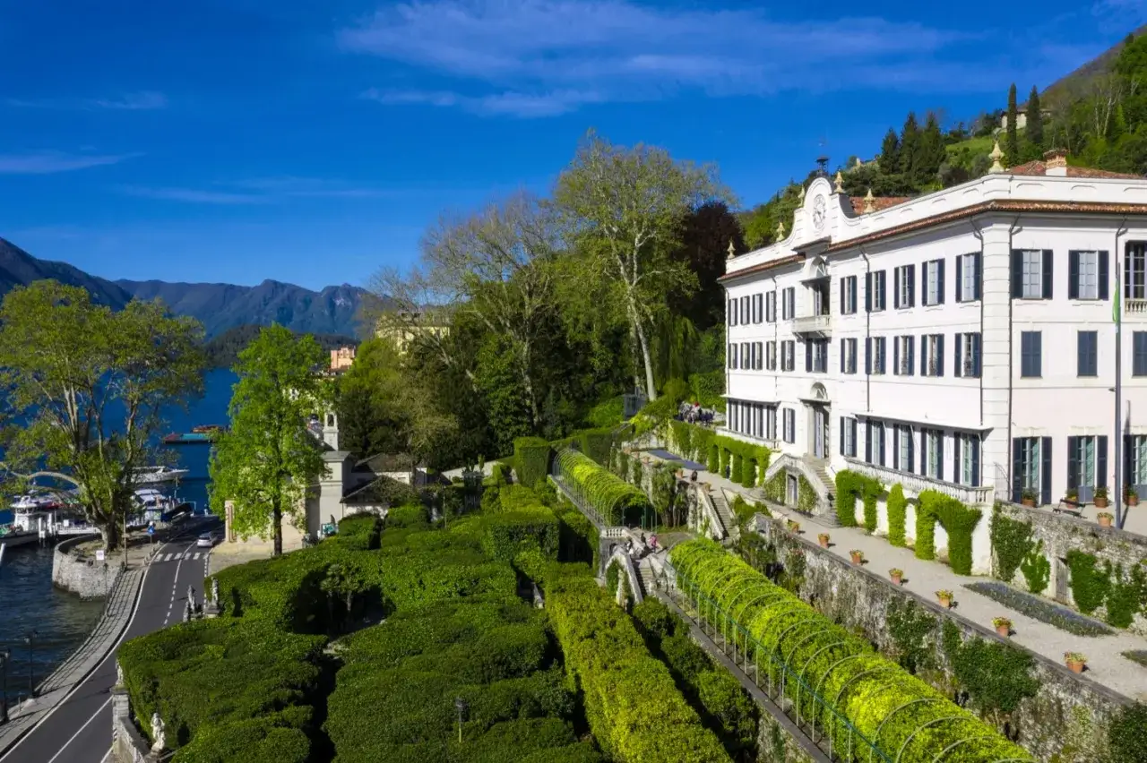 Villa del Balbianello, un gioiello sul lago di Como, con giardini lussureggianti e vista mozzafiato sulle montagne.
