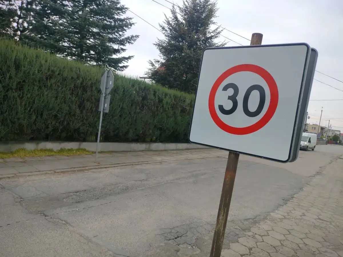 Znak ograniczenia prędkości w Polsce: 30 km/h. Uważaj na drodze, bo to niskie ograniczenia prędkości w Polsce.