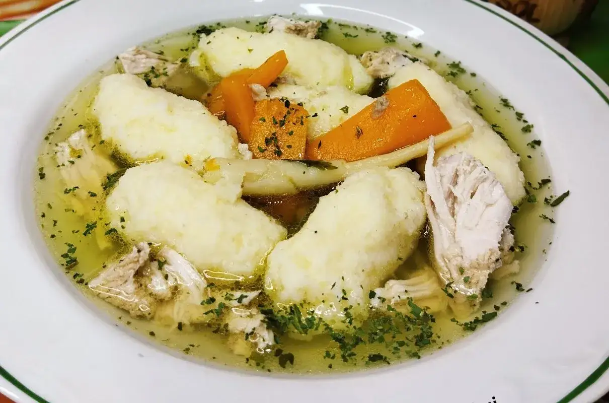 Talerz z różnymi dodatkami obiadowymi (ziemniaki, kluski, ryż, kasza)