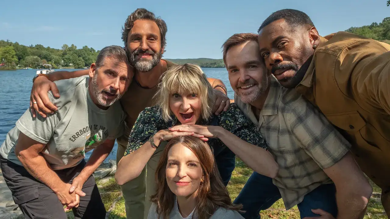 Un gruppo di amici sorridenti e felici, pronti per film che fanno ridere, si riunisce in riva al lago.