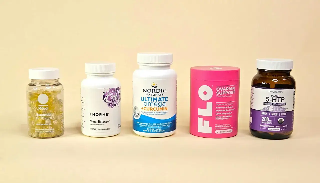 Suplementy diety wspierające kobiety: witaminy, omega-3, kurkumina, wsparcie owulacji i 5-HTP. Wśród nich tabletki na menopauzę.