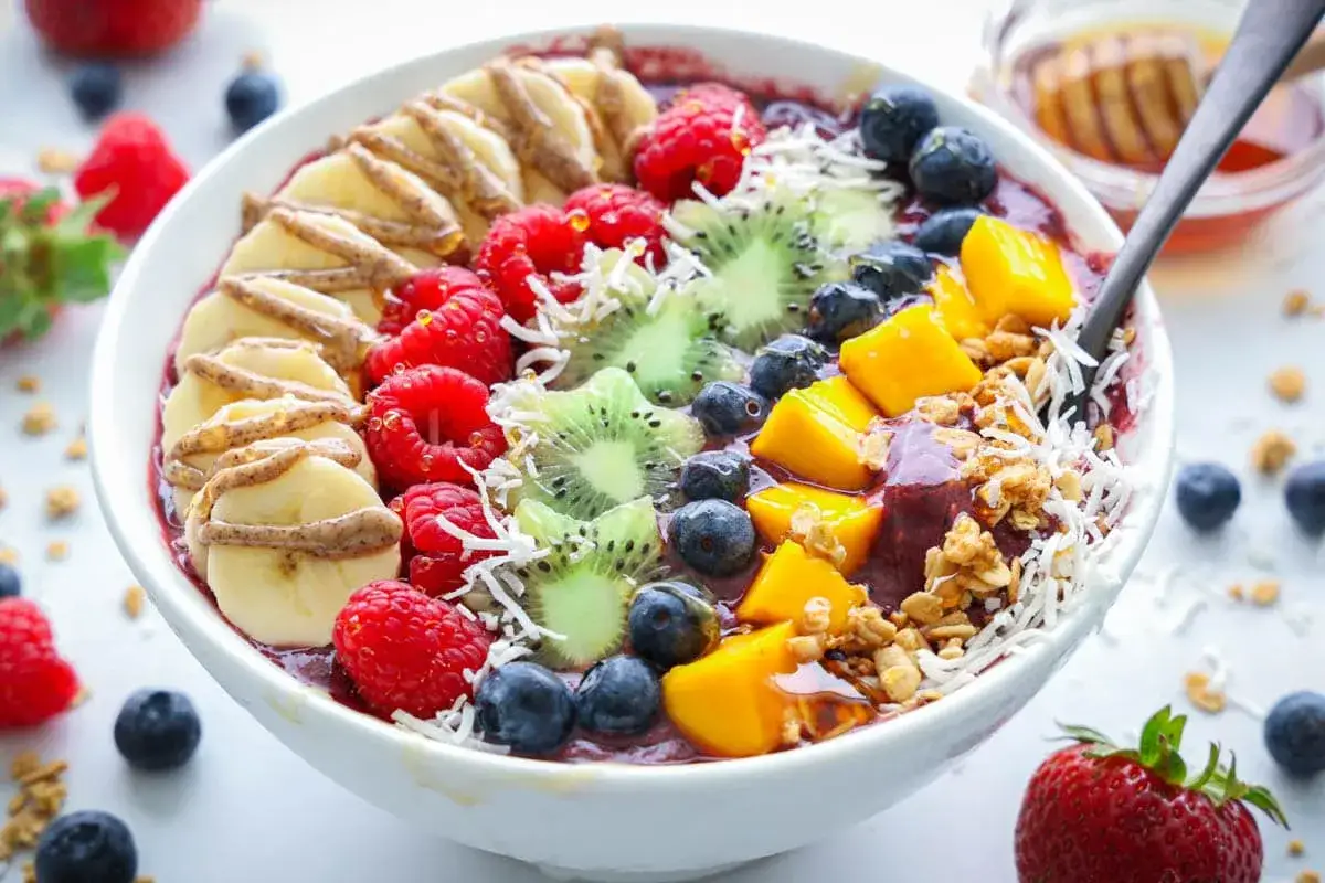 Un delicioso a&ccedil;ai bowl adornado con rodajas de pl&aacute;tano, frambuesas, ar&aacute;ndanos, kiwi, mango, granola y coco rallado.