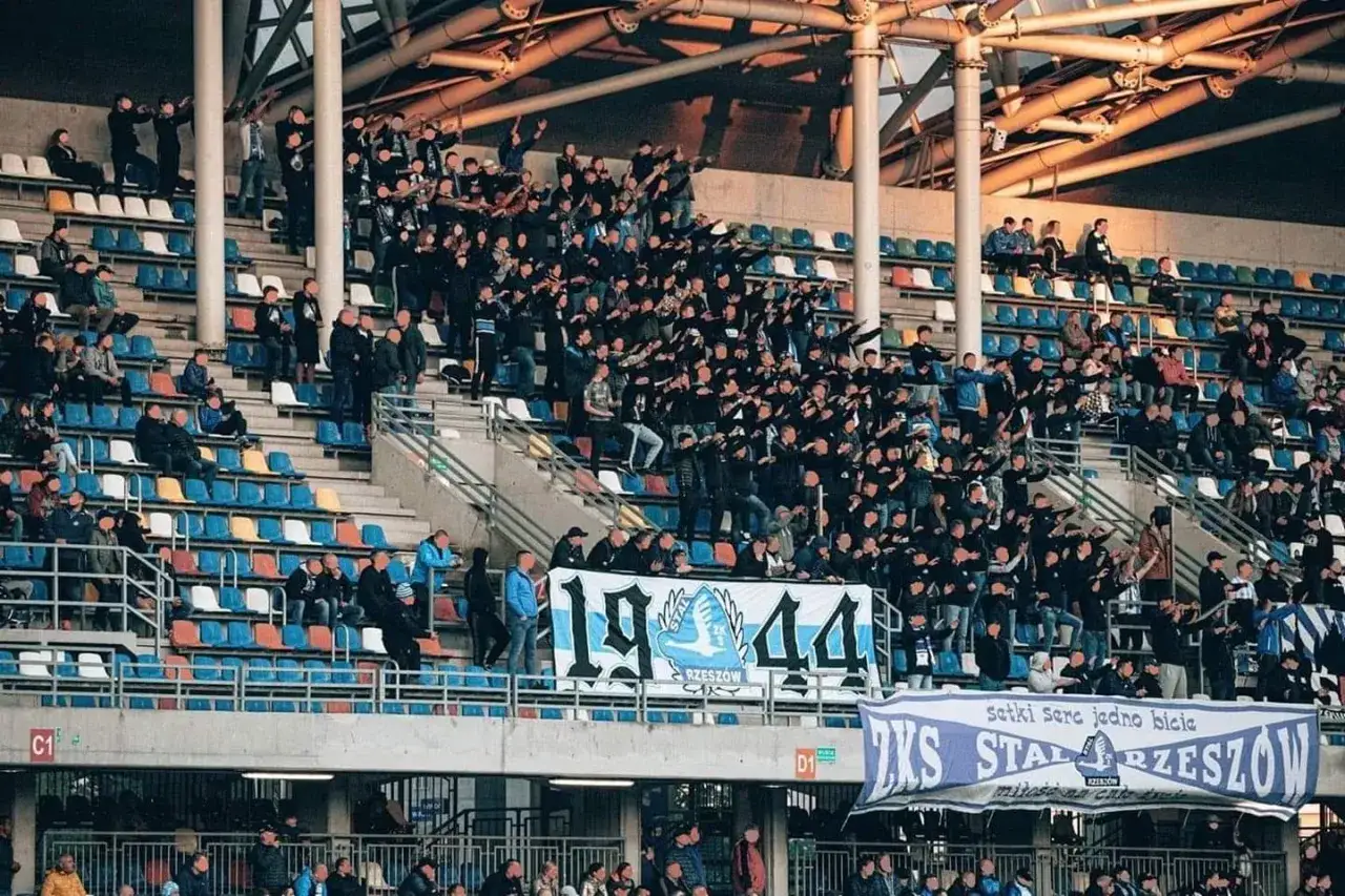 Tłum kibic&oacute;w na trybunach stadionu, wspierający Stal Rzesz&oacute;w. Widać transparenty z napisem 