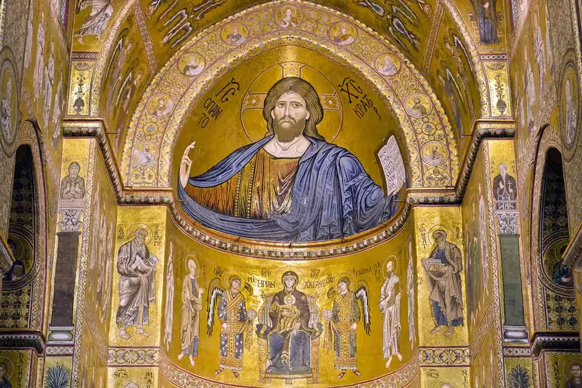 Mosaici dorati di Cristo Pantocratore e la Vergine con Bambino, testimonianza dell'arte dei normanni in Sicilia.