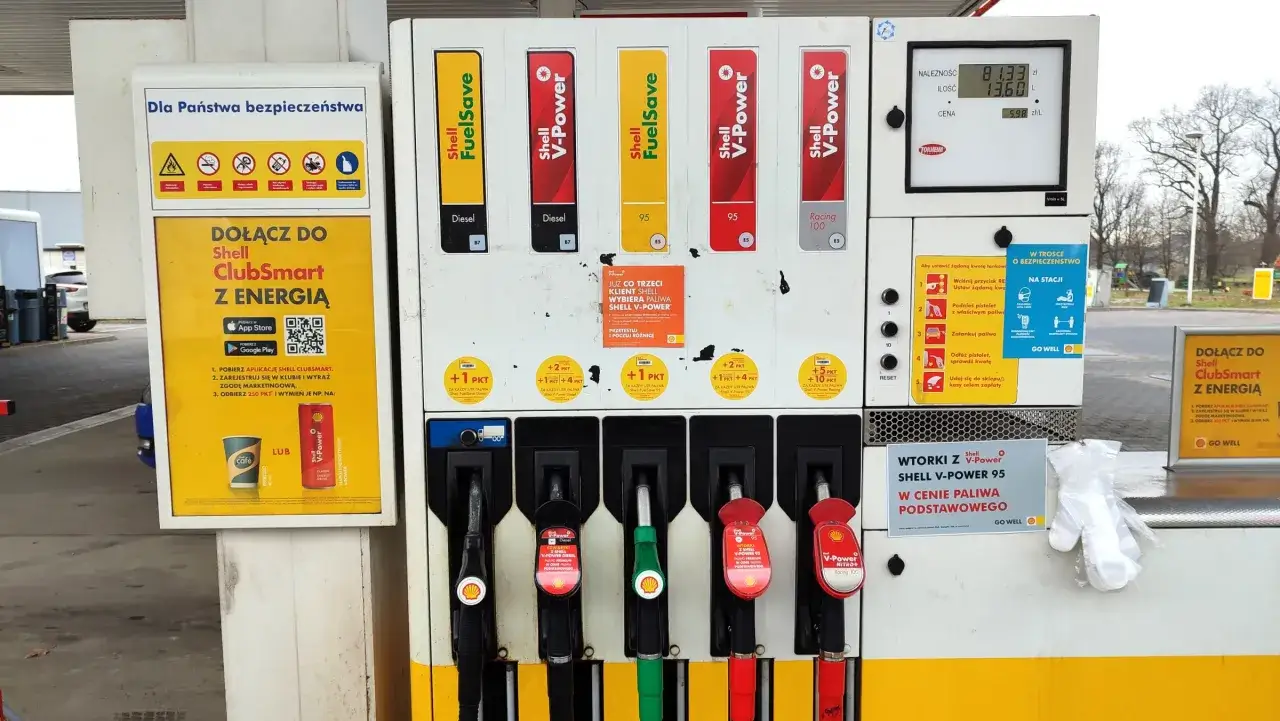 Na dystrybutorze Shell widać ceny paliw: Shell FuelSave 95 za 5,98 zł/L, Shell V-Power Diesel i V-Power Racing.