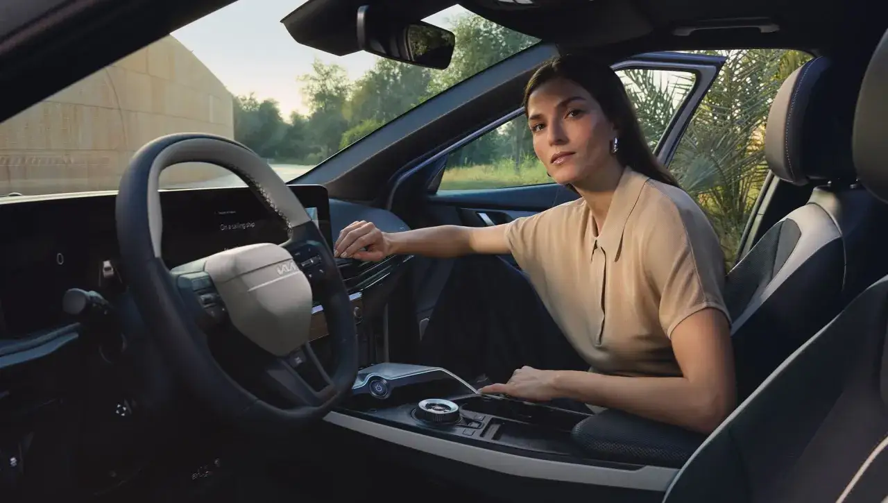 Kobieta w Kia EV6, nowoczesne wnętrze. Sprawdź atrakcyjną kia ev6 cena i wyposażenie.