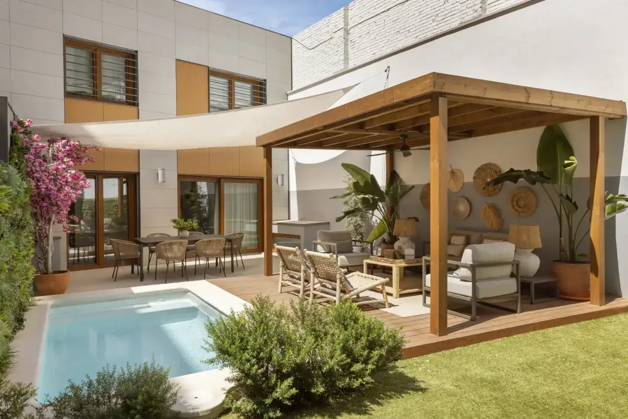 Un patio moderno con mini piscinas en patios peque&ntilde;os, p&eacute;rgola, zona lounge y comedor exterior.