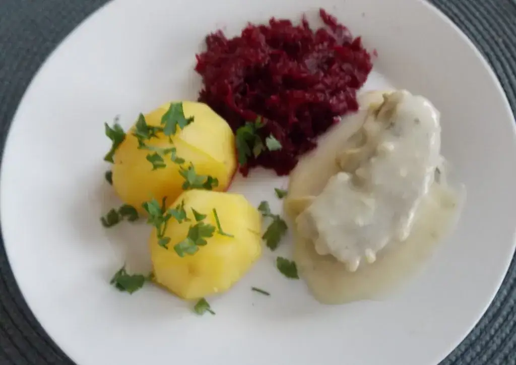 sos z rosołu na talerzu z ziemniakami i mięsem