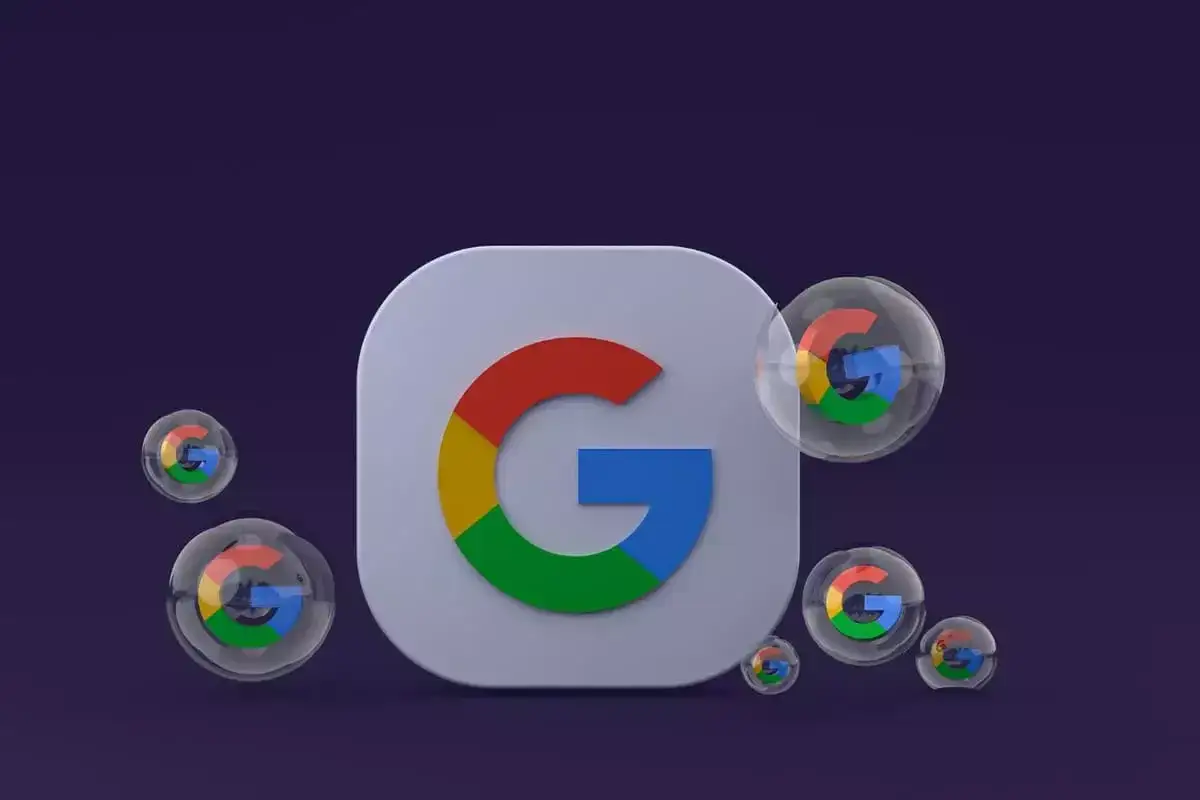 Duże logo Google i mniejsze w bańkach, jakby unoszące się w przestrzeni. Symbolizuje to wszechobecność wyszukiwarki i jej wpływ na google serp.