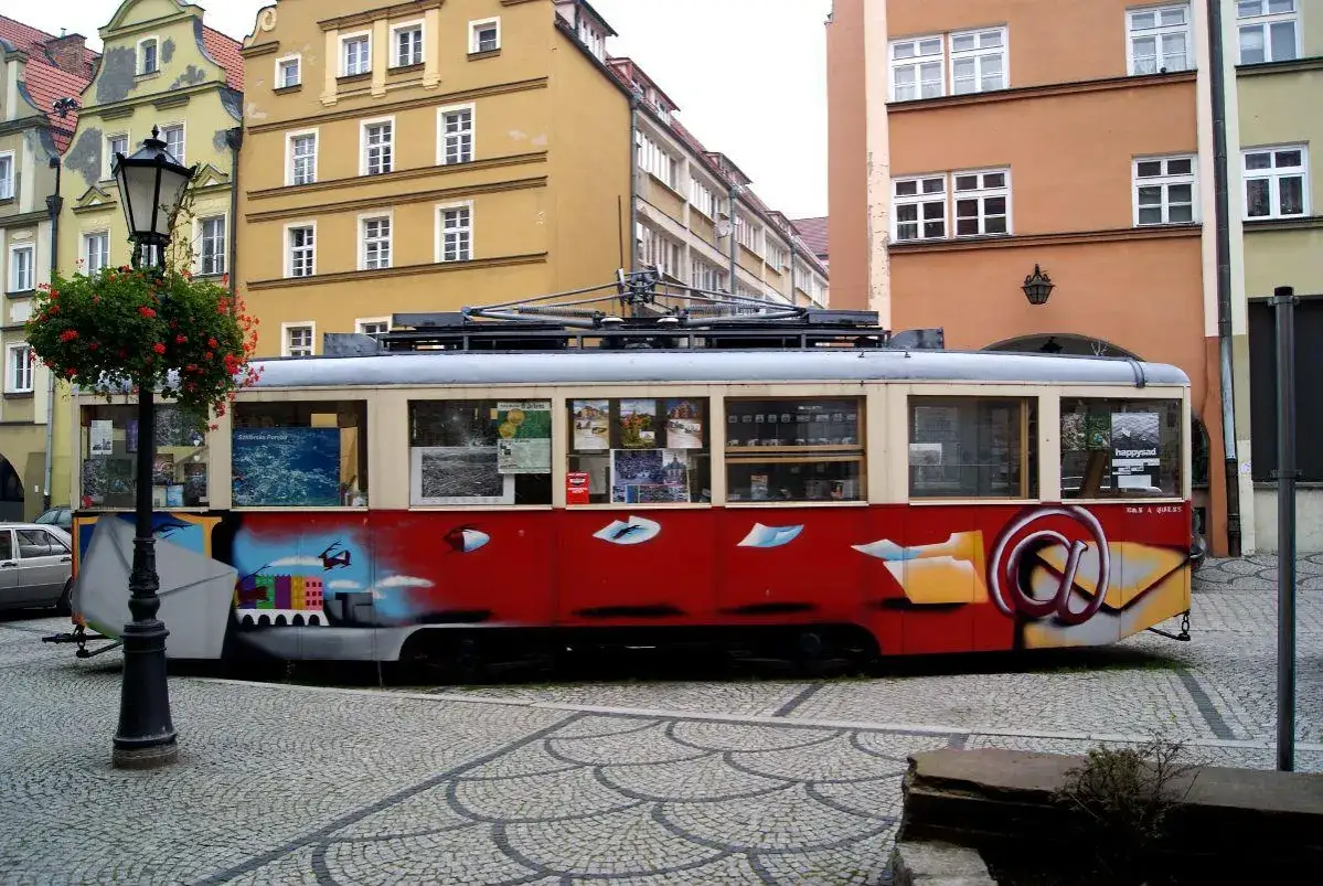 Jelenia Góra rynek kamienice tramwaj bimbaj
