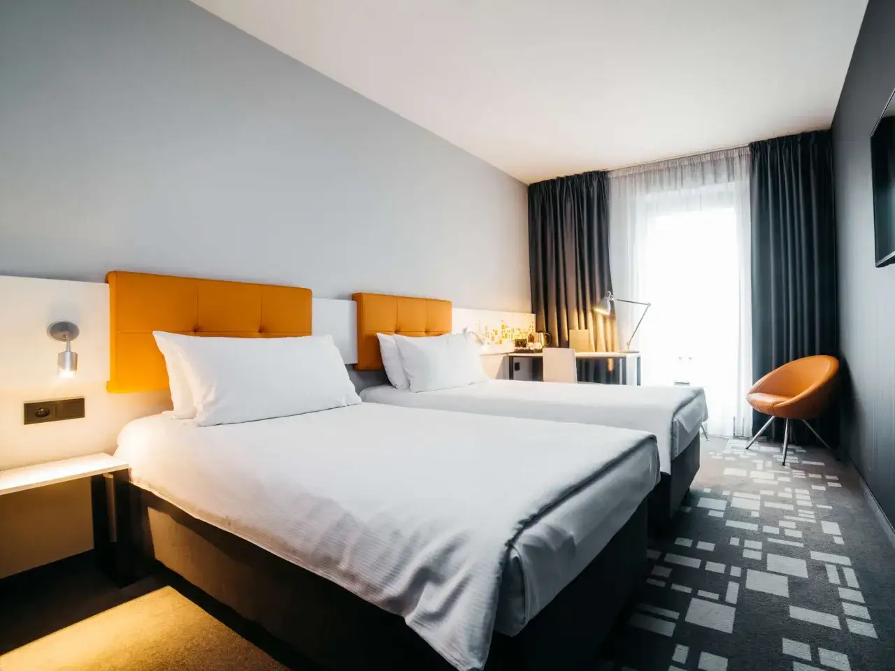 Różne typy zakwaterowania w Krakowie: hostel, hotel 3 gwiazdki, apartament, hotel luksusowy