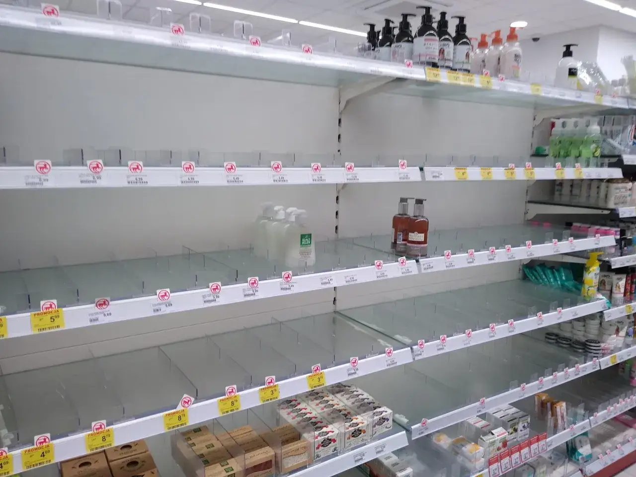 Puste półki drogerii