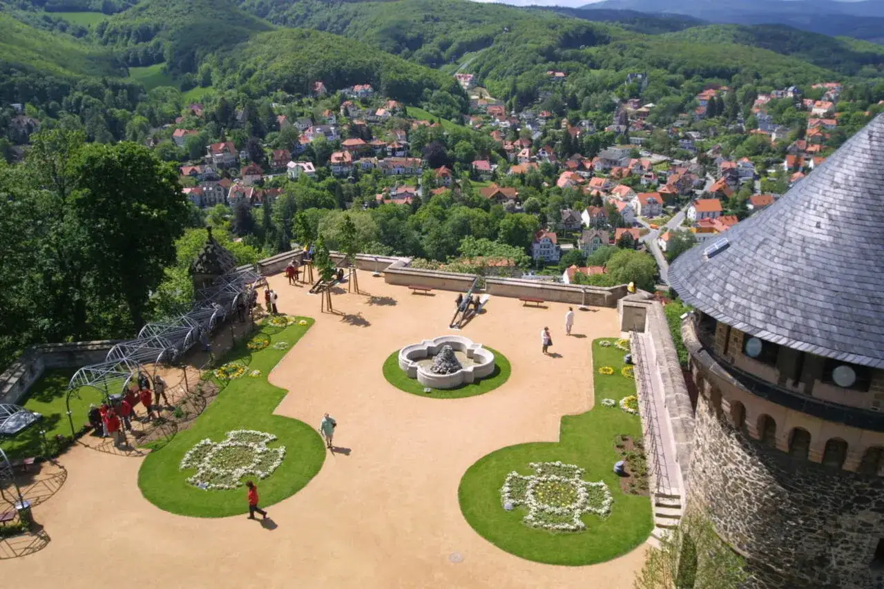 Blick vom Schloss Wernigerode &uuml;ber die Stadt. Entdecken Sie hier Geheimtipps Wernigerodes, wie den sch&ouml;nen Burghof mit Brunnen und Blumenbeeten.