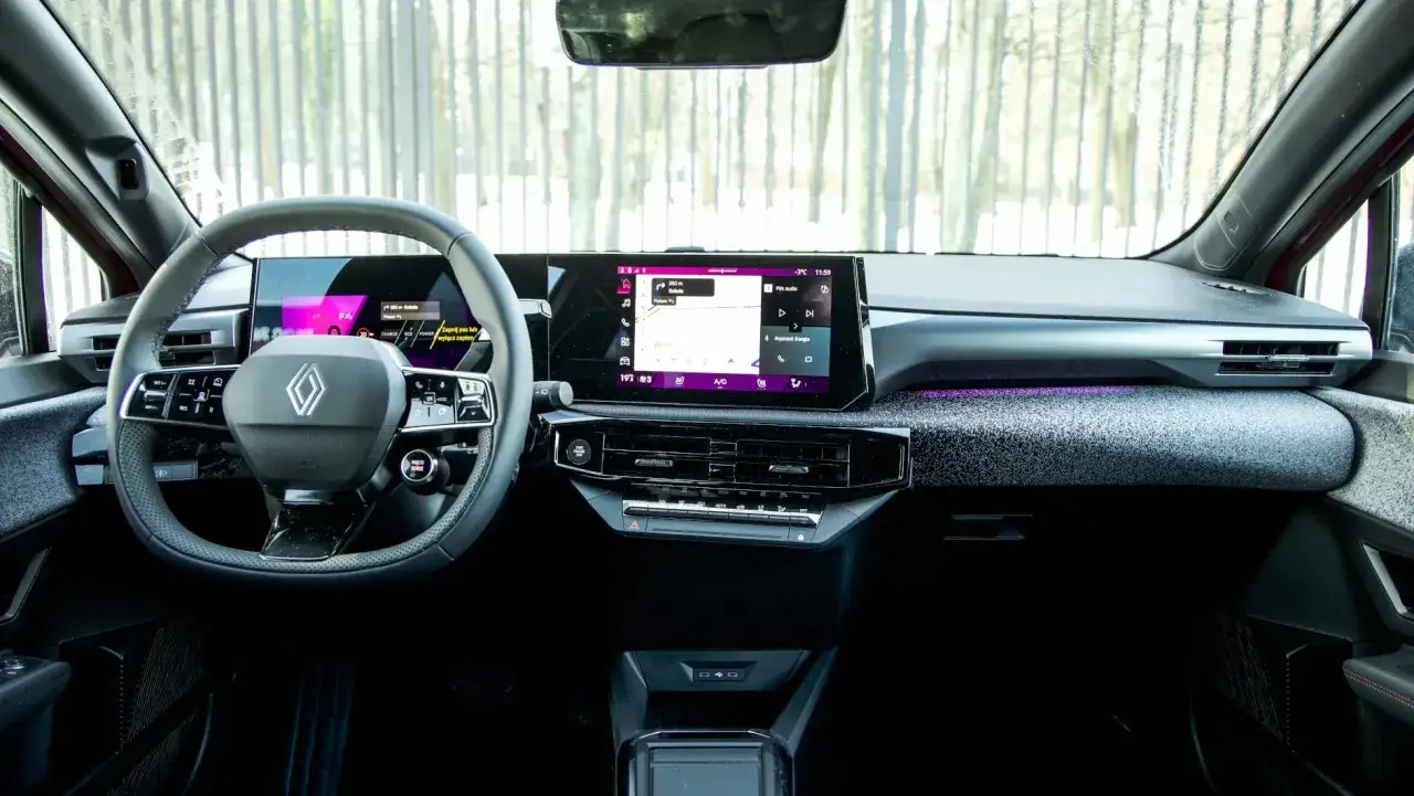 Wnętrze nowego Renault Clio 6 z nowoczesnym ekranem multimedialnym i cyfrowymi zegarami.